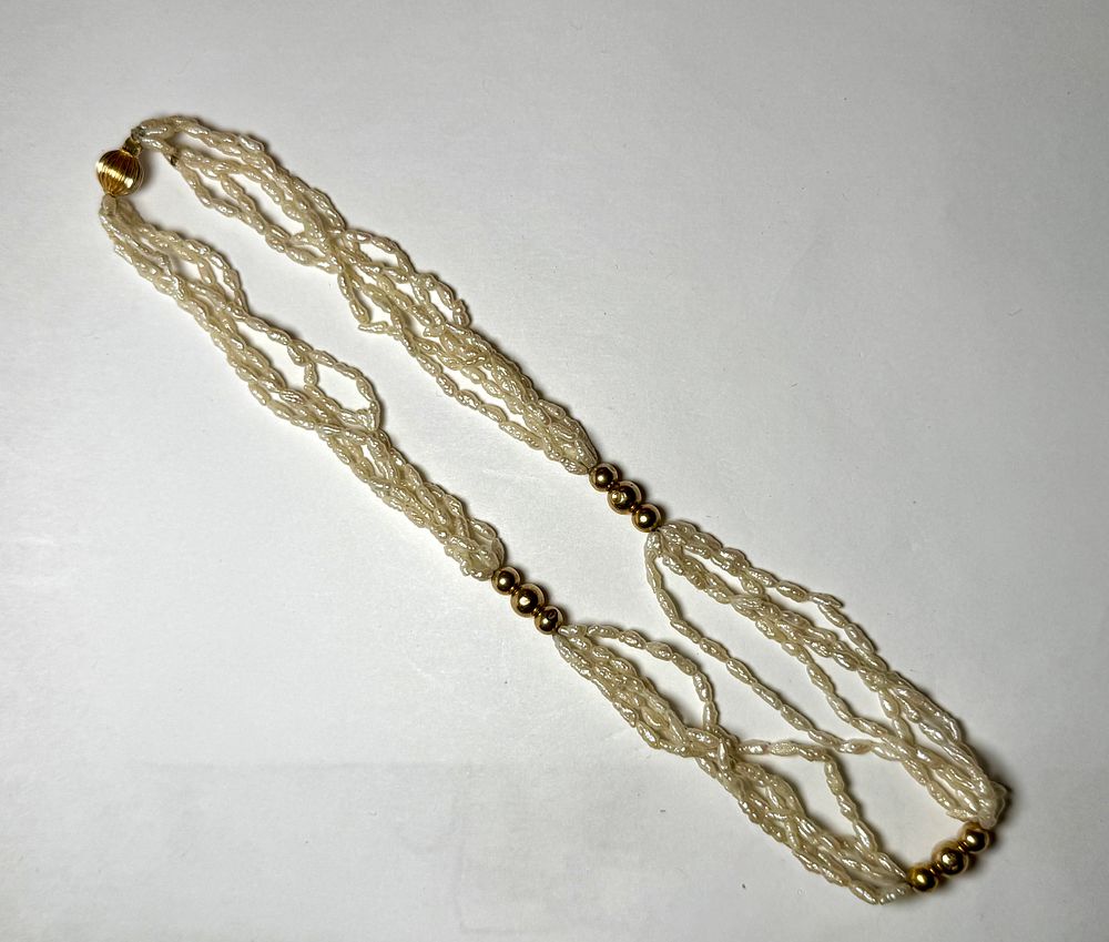 מחרוזת פניני אורז 5 שורות - 2.5X5 מ''מ לבנות יפות עם סוגר כדור זהב 14 קרט 8 מ''מ קוטר חתום 