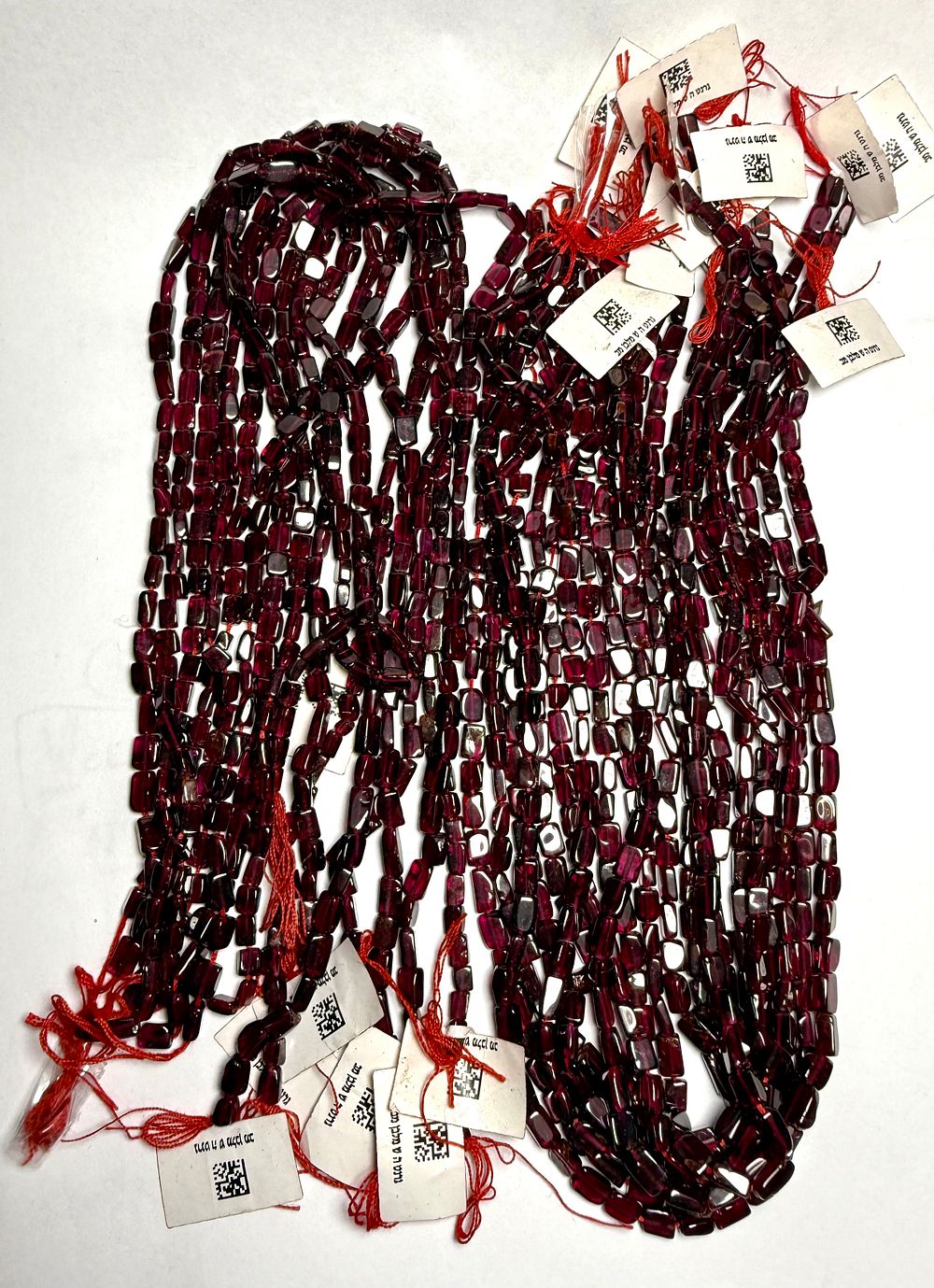 18 שורות אבני חן גרנט - כל חרוז בממוצע 4X3X6 MM - אורך כל שורה בין 35-40 ס''מ צבע וברק טובים 