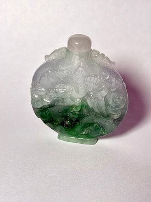 בקבוקון ג׳ייד איכותי עם פקק גובה 5.8 ס״מ עבודת גילוף ופיסול בגווני ירוק שונים - קוטר 5.2 ס״מ 1.5 ס״מ