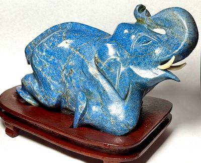 פסל פיל גדול אבן חן טבעית לאפיס לזולי גובה 10 ס''מ- אורך 18 ס''מ ללא הבסיס - משקל 1220 גרם ללא 