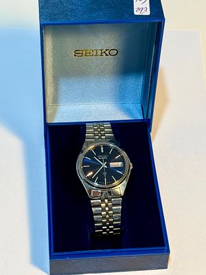SEIKO שעון יד קוורץ וינטאז' עם יום ותאריכון 34 מ''מ עובד עם צמיד מקורי בקופסה מקורית