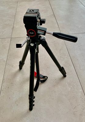 חצובה מקצועית SLIK 444-SUPER SPORT במצב טוב מאוד עם סימני שימוש קלים מגיע עם קייס נשיאה מקורי 
