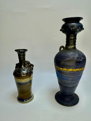 זוג בקבוקי זכוכית בסגנון רומאי נעשה במאה הקודמת שאחד עם תוספת כסף בחלק העליון