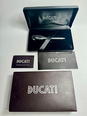 עט נובע DUCATI בקופסא המקורית וניירות במצב כחדש לא נטבל בדיו מעוצב בסגנון האופנים של שנות ה-60-70