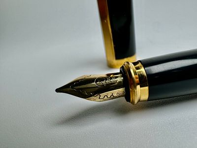 עט נובע S.T.DUPONT צרפתי חתום עם ציפורן 18k חתום נטבל בדיו במצב משומש ראו בתמונות אורך 14 ס׳׳מ 