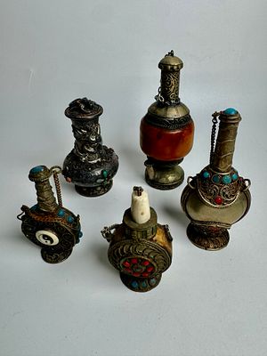 לוט 5 בקבוקי בשם -הרחה שונים חלקם כסף עבודות פיליגרן אבני חן וחומרים טיבעים שונים