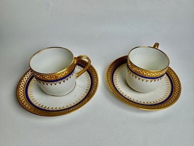 קפה ל2 LIMOGES לונדון חתום מעוטר הזהבה הכוללים 2 ספלים בגובה 5 ס׳׳מ ו2 צלוחיות בקוטר 11 ס׳׳מ