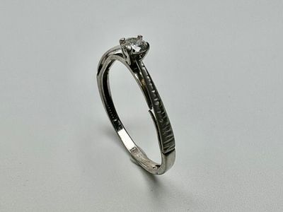 טבעת סוליטר זהב 14k חתום משובץ יהלום בגודל כ0.10 ct משקל 1.7 גרם מידה 60 יש פגם ראו בתמונות