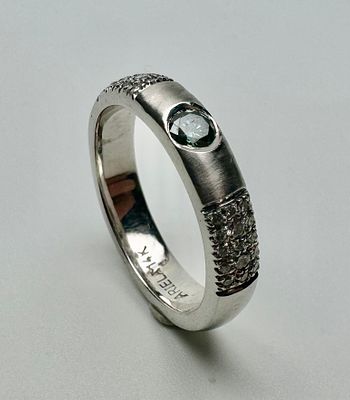 טבעת זהב 14k חתום ARIELA משובץ 31 יהלומים, יהלום מרכזי בגודל כ0.20 ct צבוע כחול ועוד 30 יהלומים 