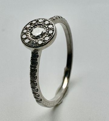 טבעת זהב 14k לא חתום אך נבדק משובץ 29 יהלומים, יהלום מרכזי בגודל כ0.10 ct נקי לבן ועוד 28 