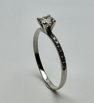 טבעת זהב 14k לא חתום אך נבדק משובץ 15 יהלומים, יהלום מרכזי בגודל כ0.30 ct נקי לבן ועוד 14 