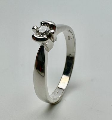 טבעת סוליטר זהב 18k חתום משובץ יהלום בגודל כ0.15 ct משקל 3.5 גרם מידה 55