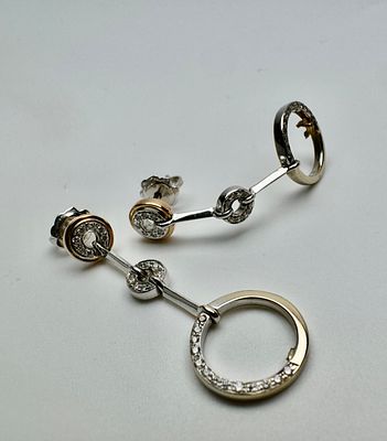 זוג עגילי זהב 18k חתום משובץ 52 יהלומים בגודל 0.01ct כל אחד סה׳׳כ 0.52 ct משקל 7.26 גרם אורך 4 ס׳׳מ