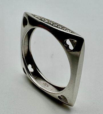 טבעת מרובעת זהב 14k חתום משובץ 8 יהלומים בגודל 0.01ct כל אחד סזה׳׳כ 0.08ct משקל 3.1 גרם מידה 52