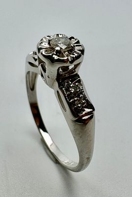 טבעת זהב 14k חתום משובץ 5 יהלומים, יהלום מרכזי בגודל כ0.10 ct נקי לבן ועוד 4 יהלומים בגודל 0.01 