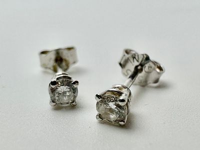 זוג עגילים צמודים זהב 14k חתום משובץ יהלום בכל עגיל בגודל 0.1ct כל אחד סה׳׳כ 0.2 ct משקל 0.55 