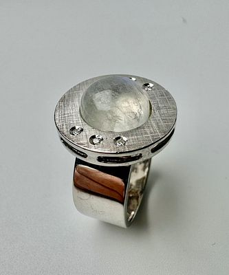 טבעת זהב 14k חתומה עם חתימת אמן משובץ אבן חן ירח במרכז בקוטר כ1 ס׳׳מ כבושון ו6 יהלומים בגודל 