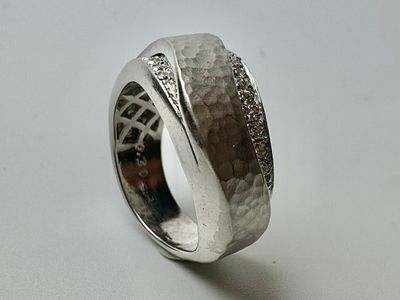 טבעת זהב 18k חתומה עם חתימת אמן משובץ 16 יהלומים בגודל 0.015 סה׳׳כ 0.30 ct משקל 12.7 גרם מידה 56.5