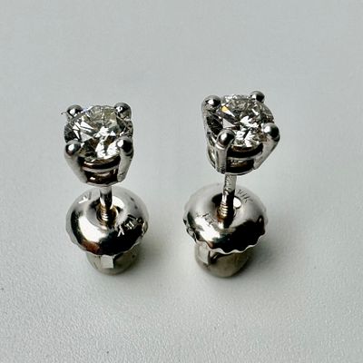 זוג עגילים צמודים זהב 14k חתום משובץ יהלום בכל עגיל בגודל 0.2ct כל אחד סה׳׳כ 0.4 ct משקל 0.75 