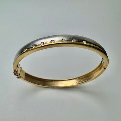 צמיד קשיח זהב 18k חתום משובץ 7 יהלומים בגודל 0.03ct כל אחד סזה׳׳כ 0.21ct משקל 24.5 גרם גודל 