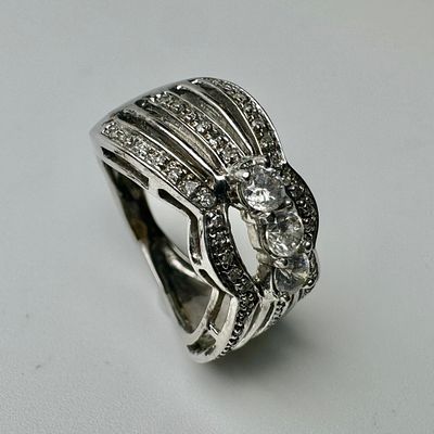 טבעת זהב 10k חתום משובץ 31 יהלומים, 3 יהלומים מרכזי בגודל כ0.12 ct כל אחד ועוד 50 יהלומים בגודל 