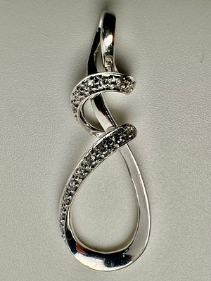 תליון זהב 14k חתום משובץ 18 יהלומים בגודל 0.01 ct כל אחד סה׳׳כ 0.18 ct משקל 1.4 גרם אורך תליון 