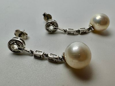 זוג עגילי זהב 18k חתום משובץ פנינה בקוטר 9 מ׳׳מ כל אחד 46 יהלומים בליטוש בגט בשני העגילים יחד 