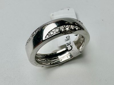 טבעת זהב 18k חתומה ו3 כוכבים משובץ 16 יהלומים בגודל 0.01 סה׳׳כ 0.16 ct משקל 5.6 גרם מידה 49