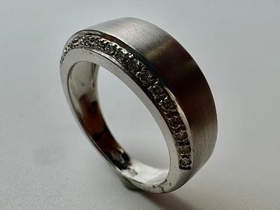 טבעת זהב 18k חתומה משובץ 36 יהלומים בגודל 0.01 סה׳׳כ 0.36 ct משקל 6.9 גרם מידה 54