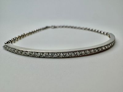 צמיד חצי קשיח זהב 14k חתום משובץ 37 יהלומים בגודל 0.03ct כל אחד סזה׳׳כ 1.11ct משקל 4.46 גרם 