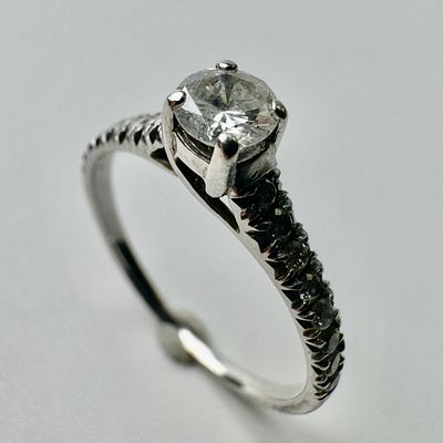 טבעת זהב 14k לא חתום אך נבדק משובץ 17 יהלומים, יהלום מרכזי בגודל כ0.30 ct ועוד 16 יהלומים בגודל 