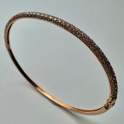 צמיד קשיח זהב אדום 14k חתום משובץ 215 יהלומים בגודל 0.005ct כל אחד סזה׳׳כ 1.075ct משקל 6.8 גרם 