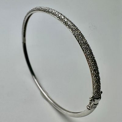 צמיד קשיח זהב לבן 14k חתום משובץ 215 יהלומים בגודל 0.005ct כל אחד סזה׳׳כ 1.075ct משקל 7.35 גרם 