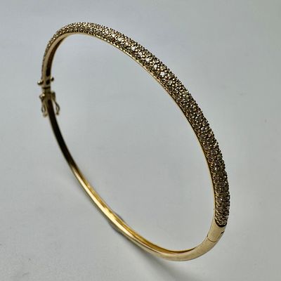 צמיד קשיח זהב צהוב 14k חתום משובץ 215 יהלומים בגודל 0.005ct כל אחד סזה׳׳כ 1.075ct משקל 7 גרם 