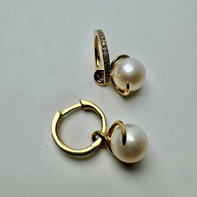 זוג עגילי זהב 14k חתום עם פנינה בקוטר כ-9 מ׳׳מ כל אחד ומשובץ 32 יהלומים בשני העגילים יחד בגודל 