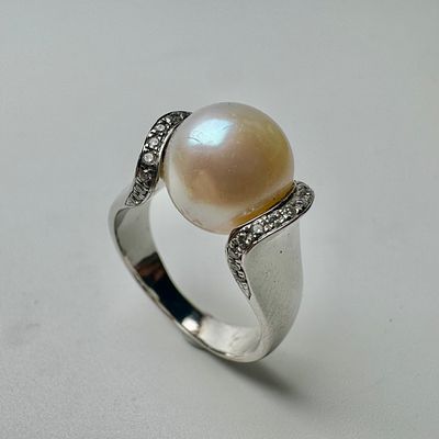 טבעת זהב 14k חתומה משובץ פנינה בקוטר 11.5 מ׳׳מ 30 יהלומים בגודל 0.01 סה׳׳כ 0.30 ct משקל 10.5 