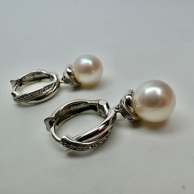 זוג עגילי זהב 14k לא חתום אך נבדק עם פנינה בקוטר כ-10 מ׳׳מ כל אחד ומשובץ 30 יהלומים בשני 