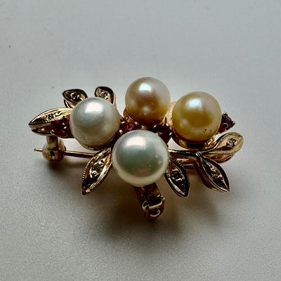 סיכת\תליון זהב 10k לא חתום אך נבדק משובץ 4 פנינים בקוטר 6 מ׳׳מ 8 יהלומים בגודל 0.01ct כל אחד 