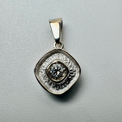 תליון זהב 18k לא חתום נבדק משובץ יהלום בגודל 0.08ct משקל 2.48 גרם אורך 1.9 ס׳׳מ