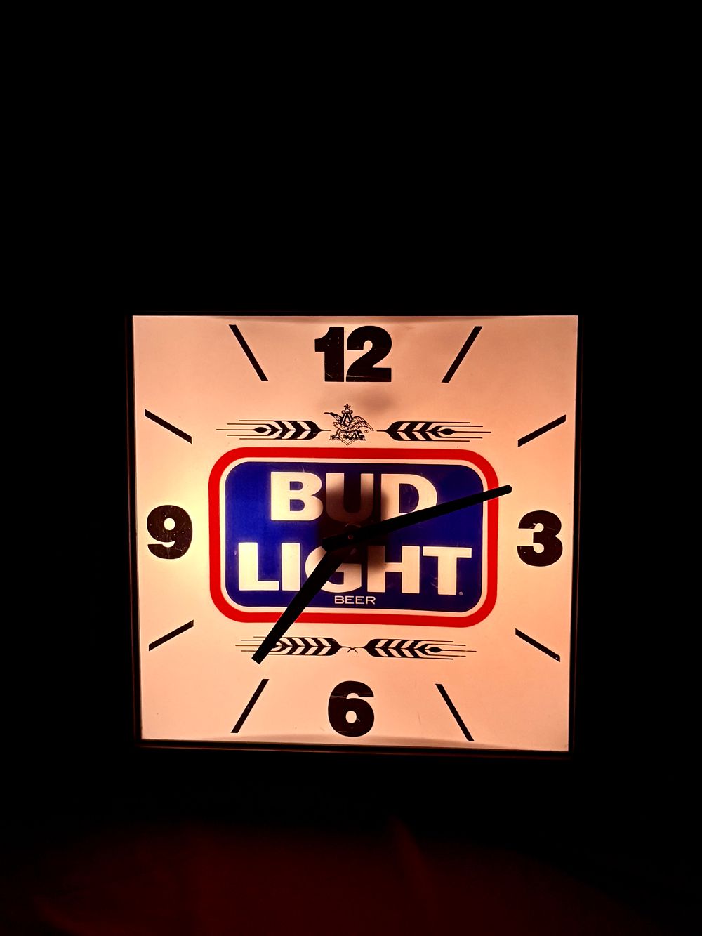 BUD LIGHT - שעון קיר ישן פרסומת לבירה - עם תאורה פנימית - במצב דולק עם חיבור לחשמל -השעון עובד 