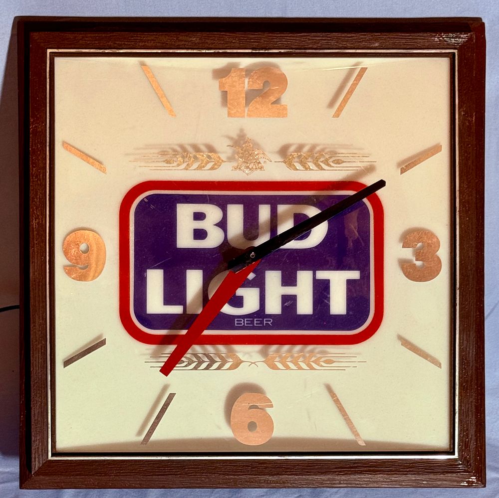 BUD LIGHT - שעון קיר ישן פרסומת לבירה - עם תאורה פנימית - במצב דולק עם חיבור לחשמל -השעון עובד 