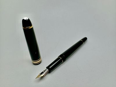 עט נובע חברת MONTBLANC דגם Meisterst&uuml;ck חתום וממוספר לא נטבל בדיו אורך 13.7 ס׳׳מ עם קופסא as-is