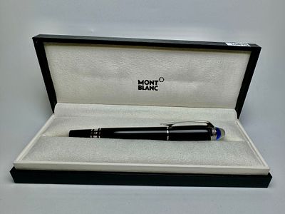 עט נובע חברת MONTBLANC דגם STARWALKER חתום וממוספר עם כחול במכסה לא נטבל בדיו אורך 14 ס׳׳מ עם 