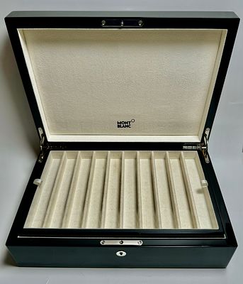 קופסת אספני עטים מיוחד של MONTBLANC עם 20 מקומות שמחולק ל2 קומות בתוך קופסת עץ ציפוי שחור מבריק 