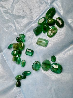 לוט 28 אבני אמרלד בליטושים שונים משקל 32.6 ct