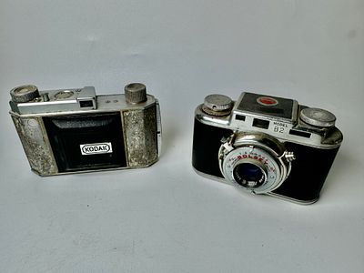 לוט 2 מצלמות עתיקות : מצלמה BOLSEY B2 44mm f/3.2 עדשה עכורה ומצלמה חברת kodak במצב לא טוב 