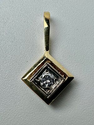 תליון זהב 14 קרט חתום עם יהלום טבעי 0.12 CT נקי לבן - אורך התליון 2.2 ס''מ