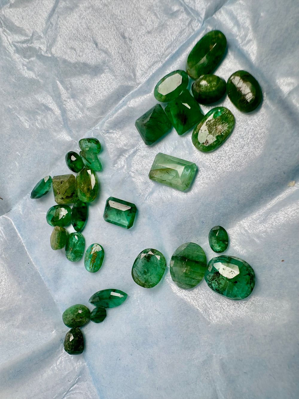 לוט 28 אבני אמרלד בליטושים שונים משקל 32.6 ct