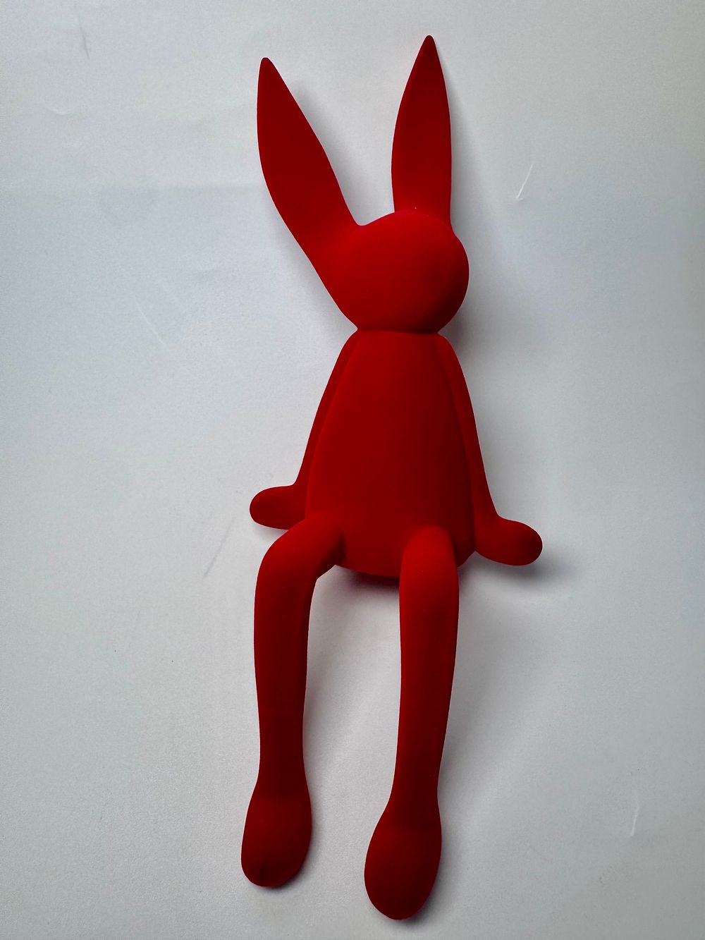 פופ ארט פסלון של האמן momot rabbit עשוי קטיפה מתאים לקצה שולחן גובה 23.5 ס׳׳מ ללא רגלים
