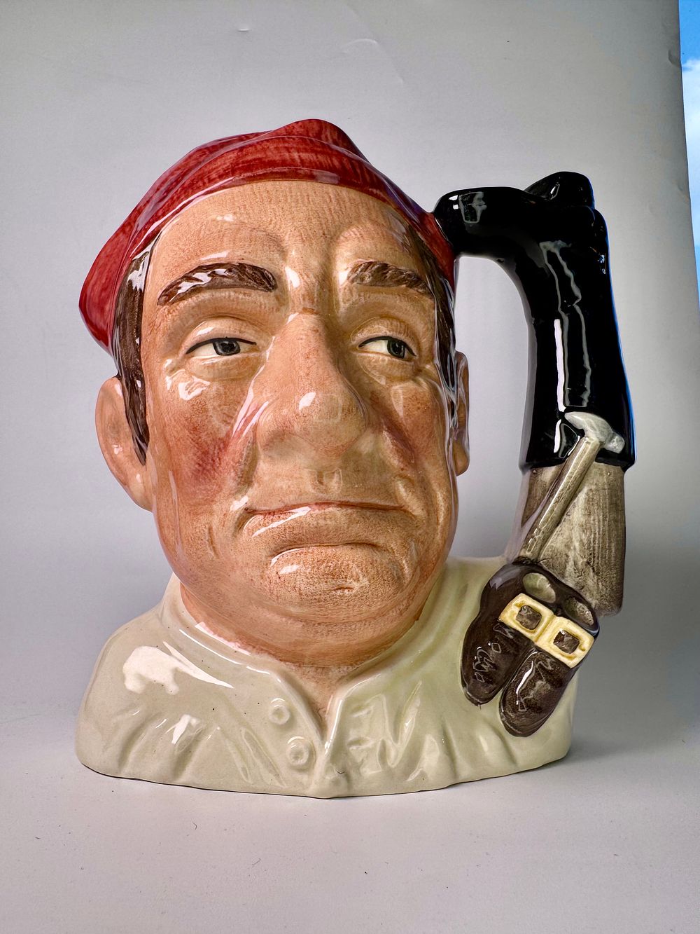 טובי ג׳ג פורצלן Royal Doulton אנגליה חתום וממוספר דגם Bootmaker גובה 19 ס׳׳מ במצב טוב מאוד
